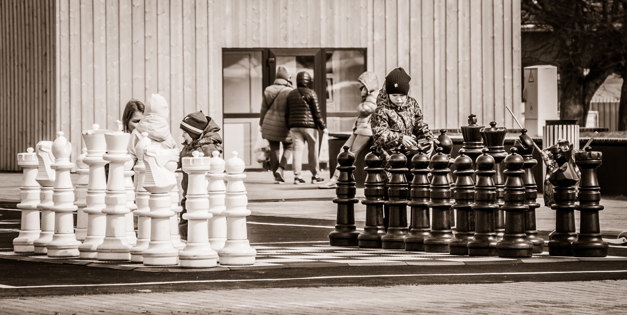 Гигантские шахматы на променаде в Зеленоградске.